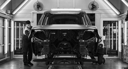 Range Rover hat einen spiegelnden Lack kreiert