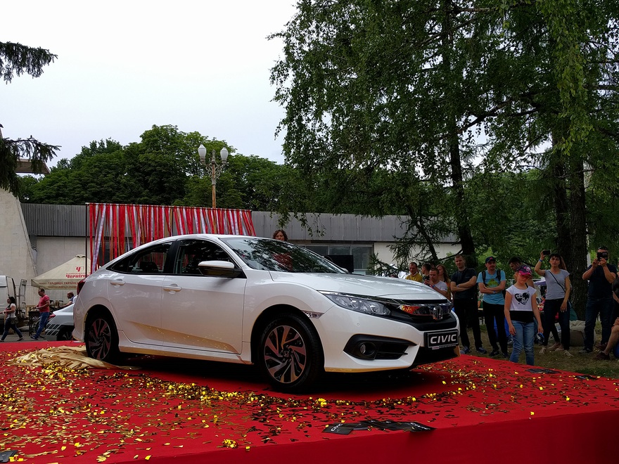 Honda представила в Украине седан Civic десятого поколения