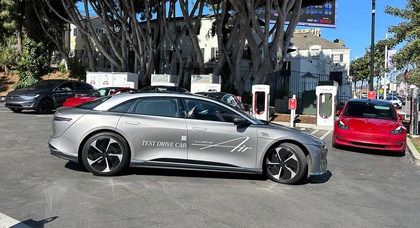 Lucid Motors bietet Tesla-Besitzern Testfahrten an Supercharger-Stationen an