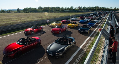 Der Mazda MX-5 Rally bricht den Guinness-Weltrekord für die größte Parade von Mazda-Fahrzeugen der Welt