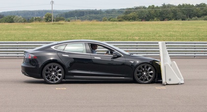 Tesla Model S завалил тест на автоматическое экстренное торможение 