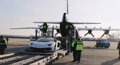 Из Украины в Германию вылетел самолет с Lamborghini и Rolls-Royce