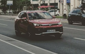 Le VW Tiguan 2024 pris en flagrant délit de déguisement lors d'une séance photo
