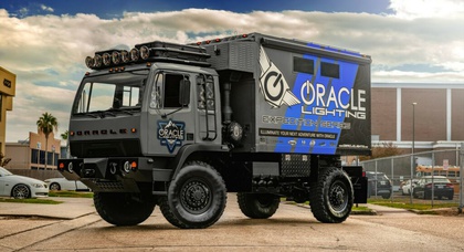 Oracle Lighting réaménage un camion militaire des années 1980 pour des expéditions en boîte de nuit