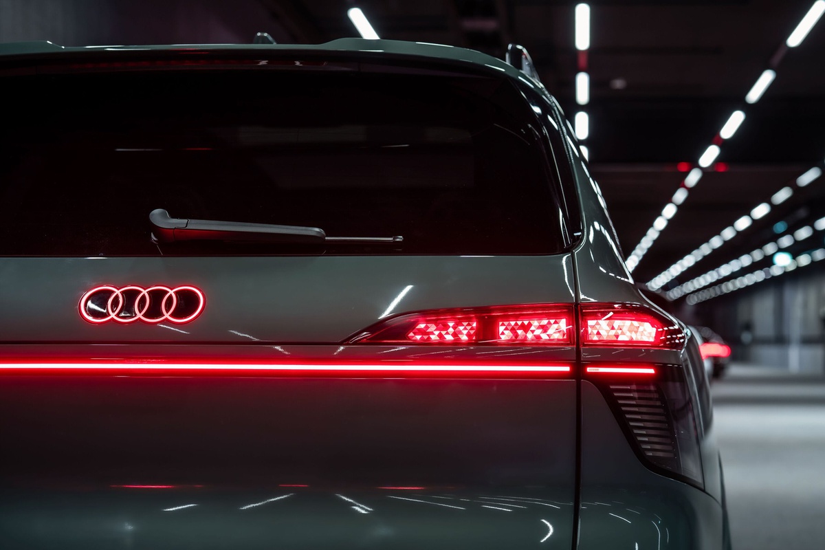 Audi Q9 сзади с подсветкой логотипа и фонарей