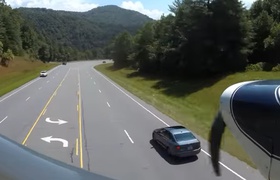 Самолет совершил экстренную посадку на извилистое шоссе с оживленным движением (видео)