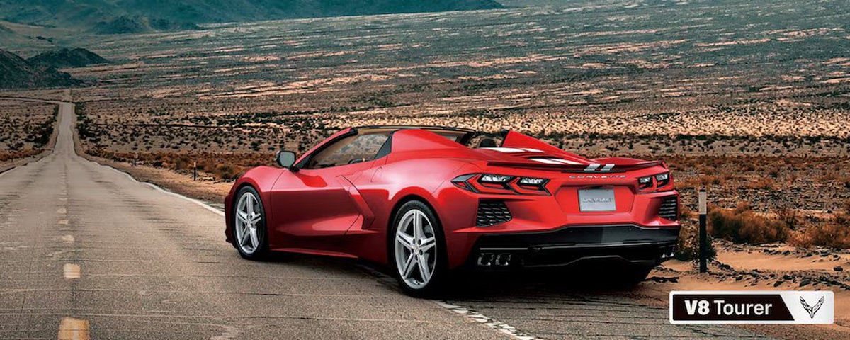 V8 Tourer на пустынной дороге, вид сзади