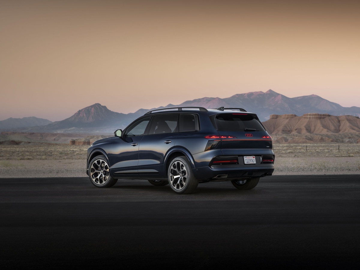 Audi Q9 вид сзади на фоне гор