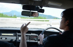 Au Japon, les moniteurs d'auto-école autorisent les conducteurs à consommer de l'alcool avant de prendre le volant afin de leur montrer les dangers de la conduite en état d'ivresse