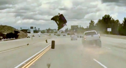 Une roue détachée d'une Chevrolet Silverado envoie la Kia Soul dans les airs lors d'un accident spectaculaire filmé par la caméra de surveillance de Tesla.