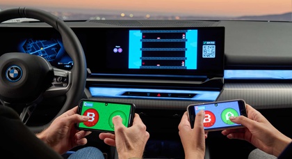 La nouvelle BMW i5 permet aux conducteurs et aux passagers de s'adonner à des jeux décontractés lorsqu'ils sont à l'arrêt