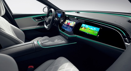 Mercedes enthüllt Drei-Bildschirm-Interieur für E-Klasse 2024 mit TikTok, Selfie-Kamera und mehr
