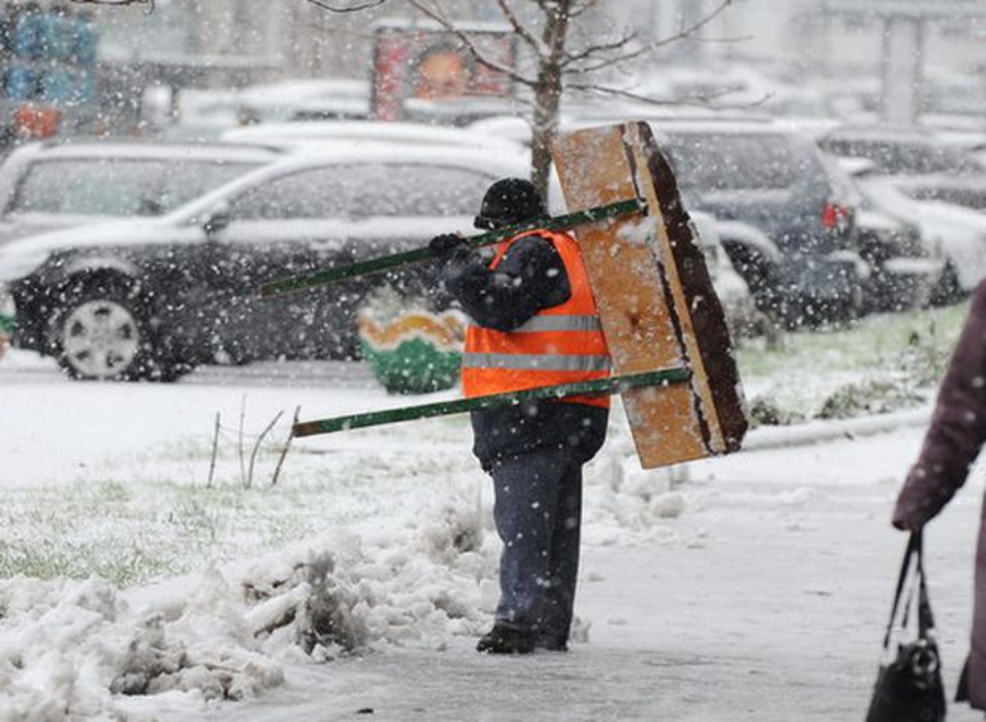 Из-за снегопада в центре Киева запретили парковку