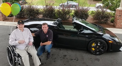 83-летнему американцу подарили поездку на Lamborghini Gallardo 