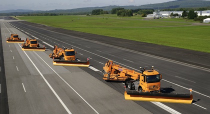 Один водитель управляет колонной снегоуборочных грузовиков Mercedes-Benz