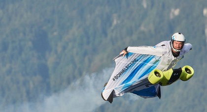 Видео: В Австрии испытали летательный костюм с моторами BMW i
