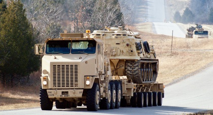 Deutschland hat sechs M1070 Oshkosh Schwerlast-Sattelauflieger für den Transport von Panzern an die Ukraine übergeben