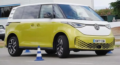 Volkswagen ID. Buzz Impresses in Moose Test and Slalom, Showcasing Sporty Handling for an Electric Van