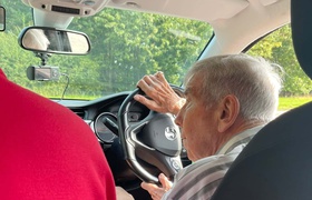 Un homme de 98 ans reprend le volant grâce au programme "Young Driver"