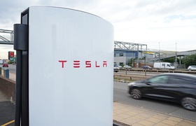 Tesla öffnet das Ladenetz für alle Elektrofahrzeuge mit dem neuen Supercharger V4 in Großbritannien