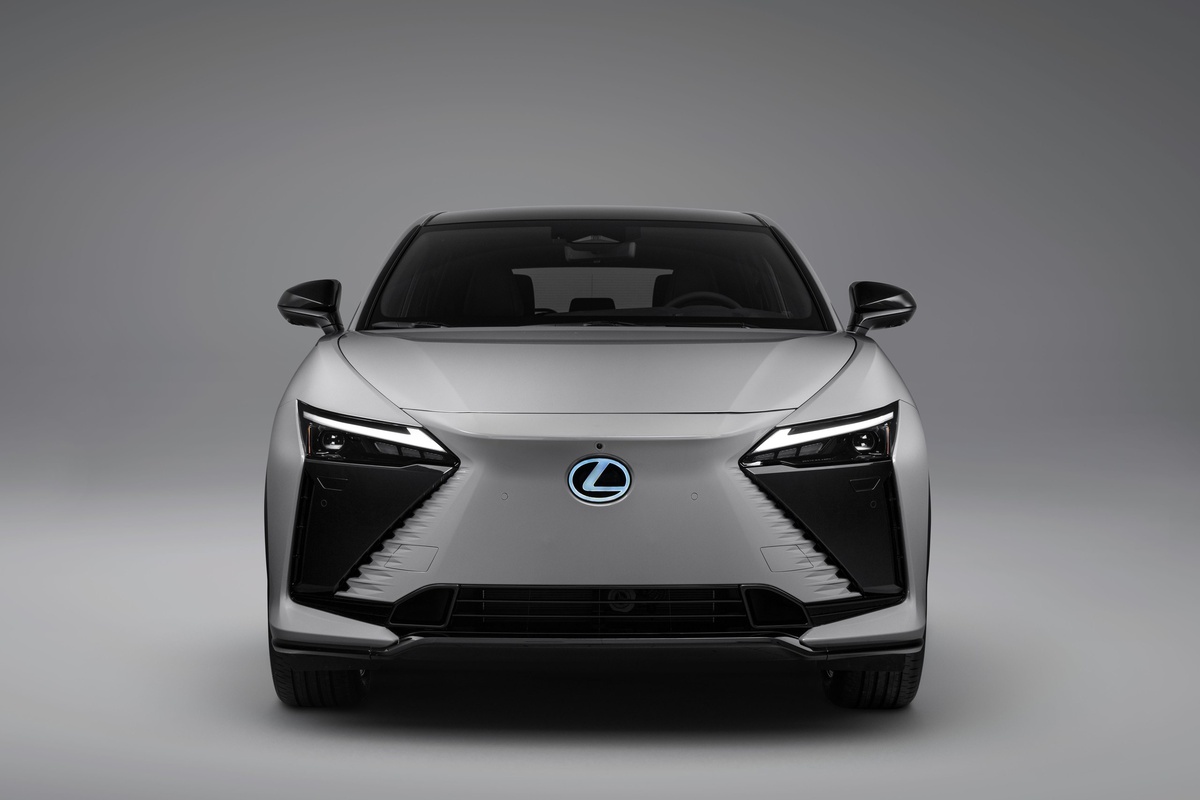 Lexus RZ, вид строго спереди