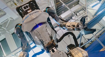Відео: Робот Atlas від Boston Dynamics готується до роботи в автомобільній промисловості