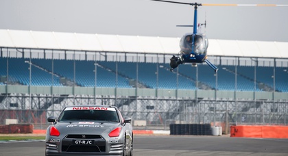 Nissan GT-R проехал Сильверстоун на радиоуправлении с вертолёта