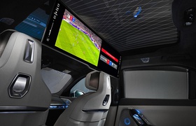 BMW 7er-Passagiere können jetzt auch während der Fahrt Bundesliga auf dem 31,1-Zoll-Bildschirm im Fond streamen