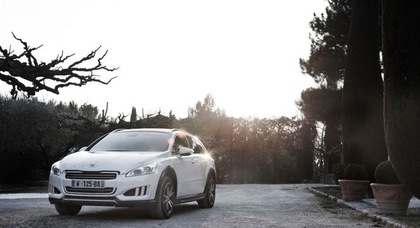 Полноприводный дизель-электрический универсал Peugeot 508 RXH — УЖЕ в автосалоне «ИЛТА НА ПЕЧЕРСКЕ»!