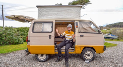Découvrez cet adorable camping-car Suzuki avec un toit rétractable et un salon