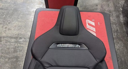Teslas kommende sportliche Sitze auf inoffiziellem Foto enthüllt