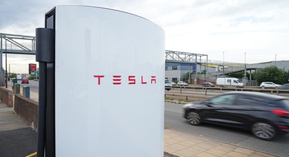 Tesla öffnet das Ladenetz für alle Elektrofahrzeuge mit dem neuen Supercharger V4 in Großbritannien