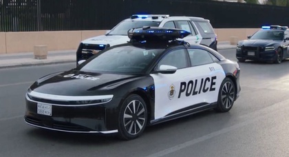 Розкішний електромобіль Lucid Air перетворився на поліцейський автомобіль із безпілотником на даху
