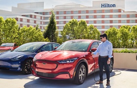 Hilton va installer 20 000 connecteurs muraux universels Tesla dans 2 000 hôtels aux États-Unis, au Canada et au Mexique