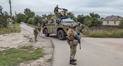 Ukrainische Fallschirmjäger setzen während der Befreiung der Oblast Charkiw gepanzerte australische Bushmaster-Fahrzeuge ein