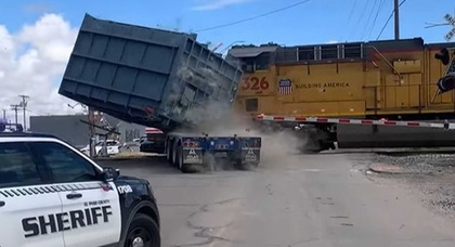 Video: Zug kollidierte mit einem Lastwagen und schleuderte 50.000 Pfund Fracht wie einen Karton 