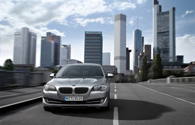 Автомобили BMW помогут водителям проезжать перекрестки