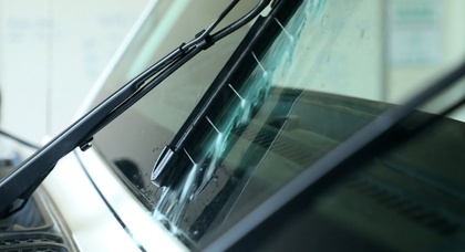 Jeep представил высокоэффективные щетки стеклоочистителя, которые одним движением очищают даже очень грязное стекло