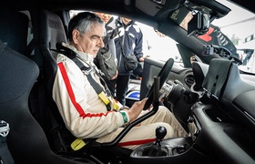 Rowan Atkinson conduit la Toyota GR Yaris à hydrogène à Goodwood