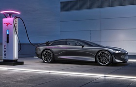 Audi показала электромобиль Grandsphere с выдвижным рулем и цветком в салоне