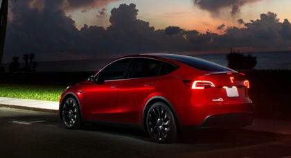 Tesla зобов'язали відкликати майже 20 тисяч автомобілів через надто яскраві фари