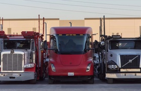 Tesla начала собирать электрические тягачи Semi