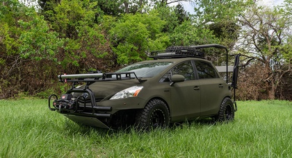Toyota Prius превратили в «хищника» с скамьей вместо багажника