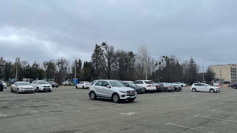Автомобілі на парковці «Борисполя»