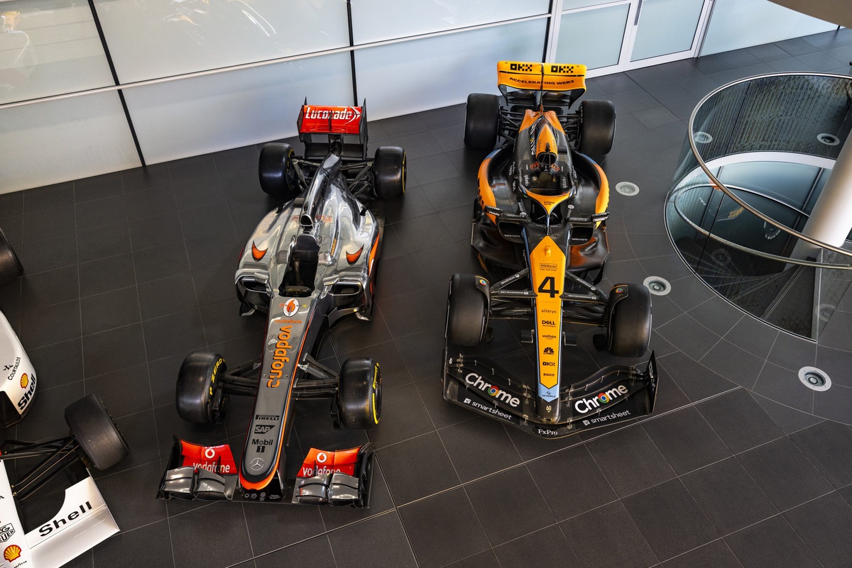 MP4/27A и MCL37A рядом, вид сверху