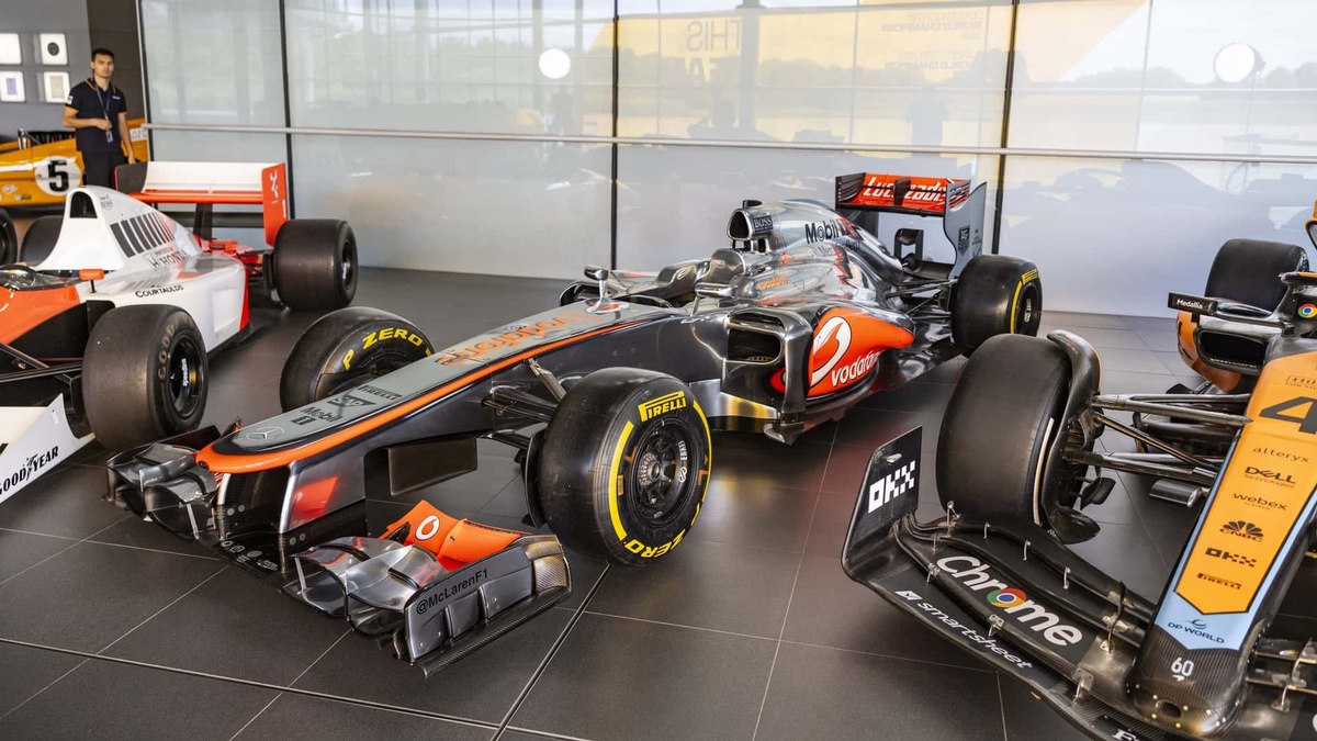 MP4/27A рядом с другими болидами McLaren