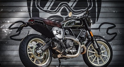 В салонах Ducati появились новинки Scrambler Café Racer и Desert Sled