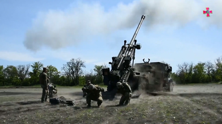 Ukrainische Soldaten feuern die französische Caesar-Haubitze ab