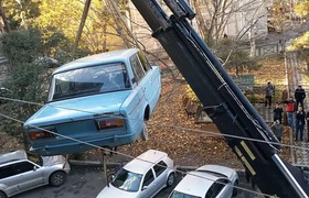 В Грузии с балкона жилого дома сняли «Жигули». Автомобиль простоял там 27 лет
