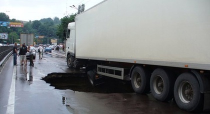 Множество дорог в Киеве рискует уйти под землю в любой момент